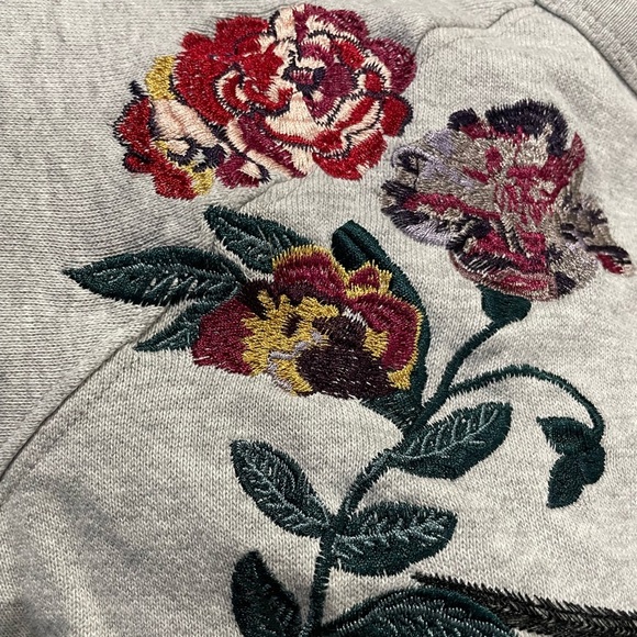 Aritzia’s - Wilfred Free Floral Embroidered Sweatshirt Women’s XS - Picture 4 of 9